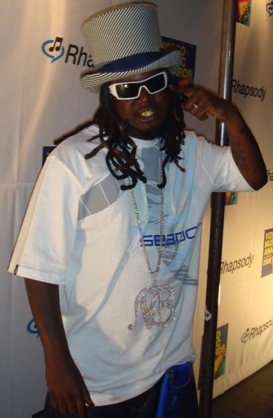 Contemporary hip-hop musician T-Pain wearing a blue-and-white striped top hat at the Video Music Awards in 2008