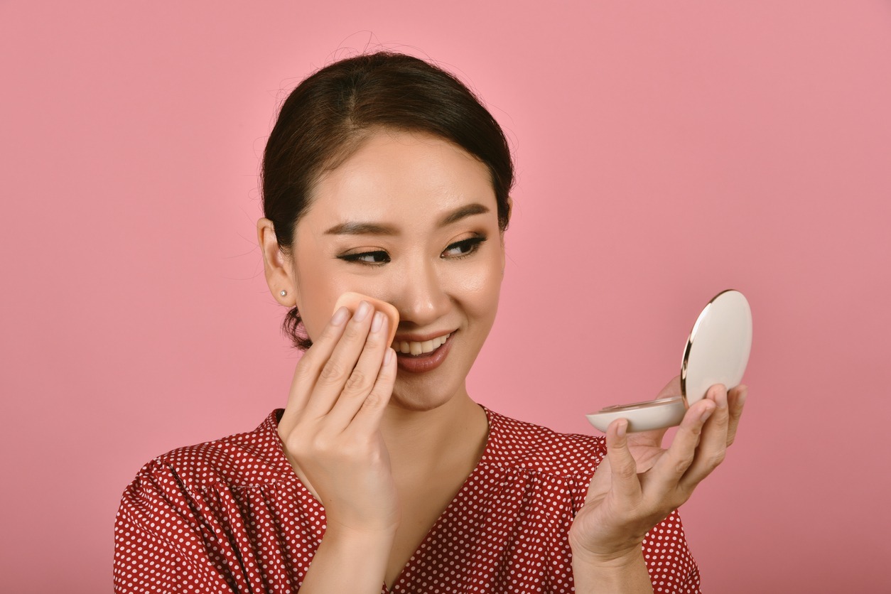 Midday face powder foundation touch up to keep looking fresh
