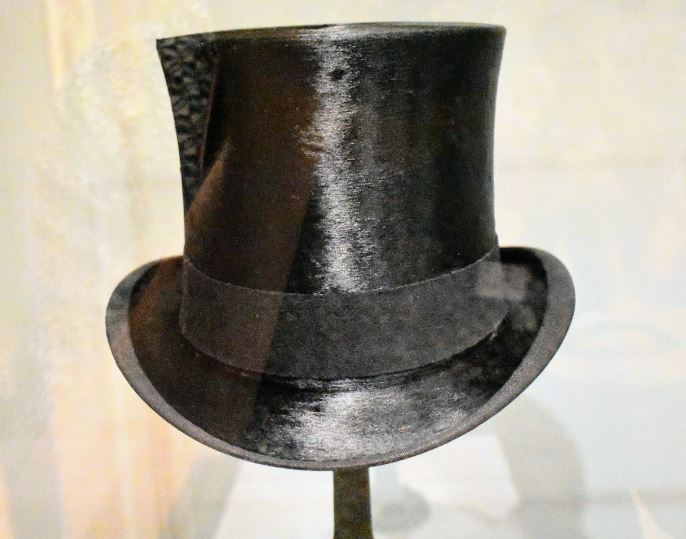 a black top hat