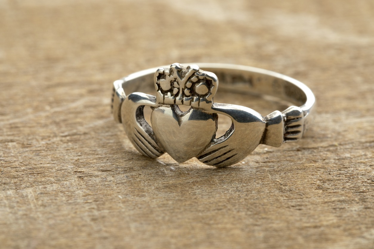silver claddagh ring