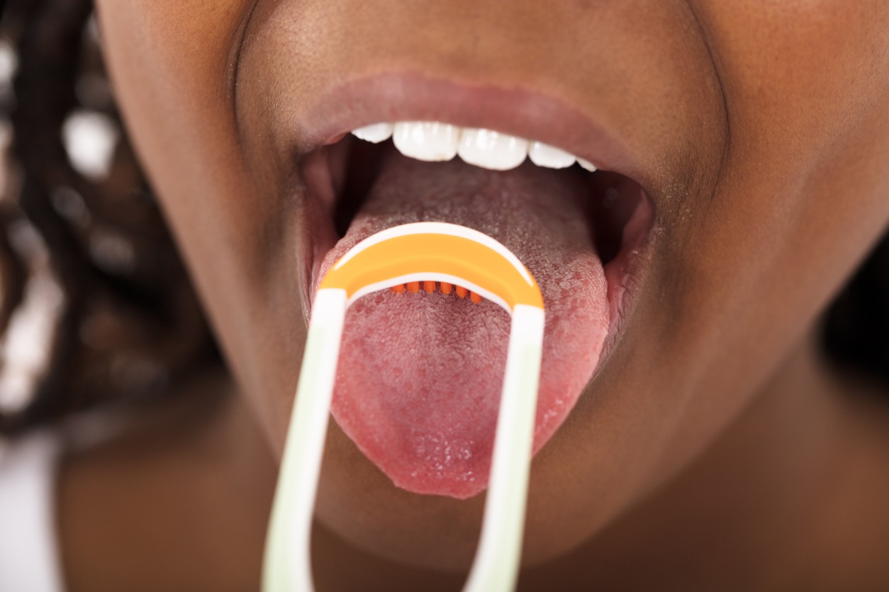 Brushing tongue, Tongue scraper