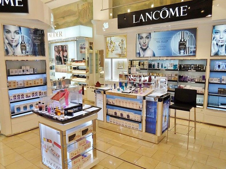 Counter-displaying-Lancome’s-products