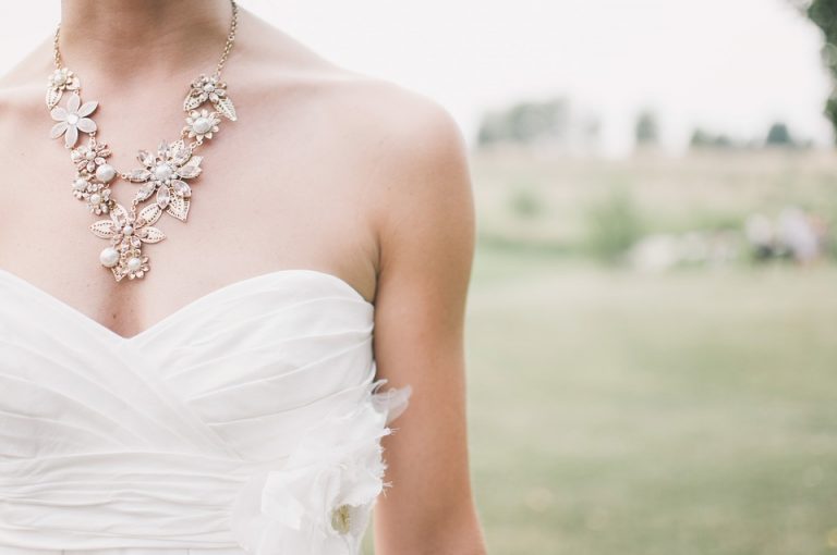 bride-wearing-a-beautiful-necklace