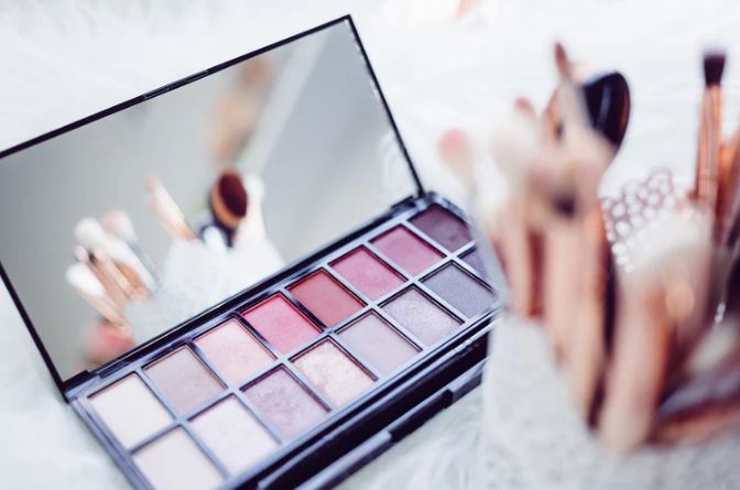 A-photo-of-a-cosmetic-palette