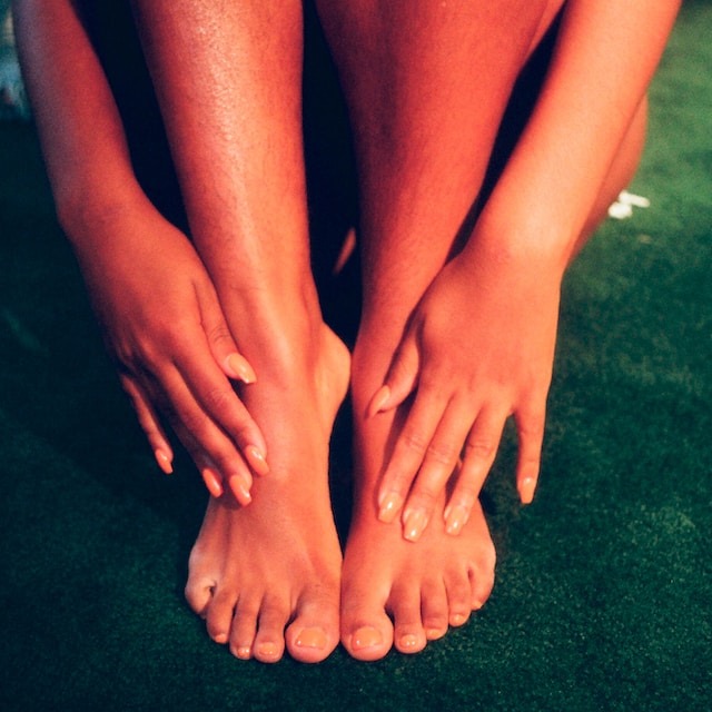 massaging feet