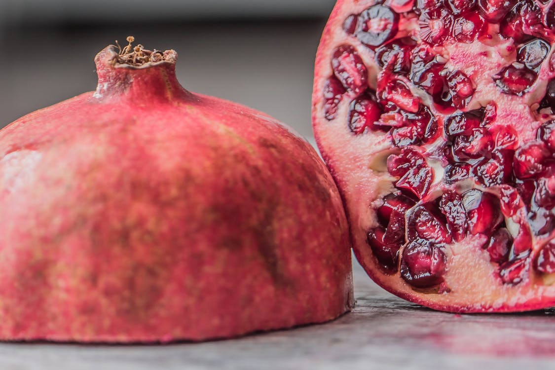 A-pomegranate-cut-into-two-pieces