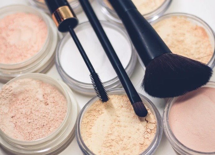 Beauty-powders-with-brushes