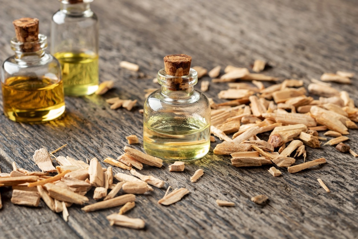 bottles-of-essential-oil-with-cedar-wood-chips-on-a-table
