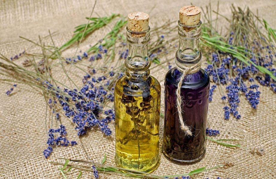 lavender-essential-oils-in-bottles-with-fresh-lavenders