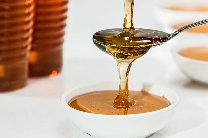 pouring-honey-on-a-spoon