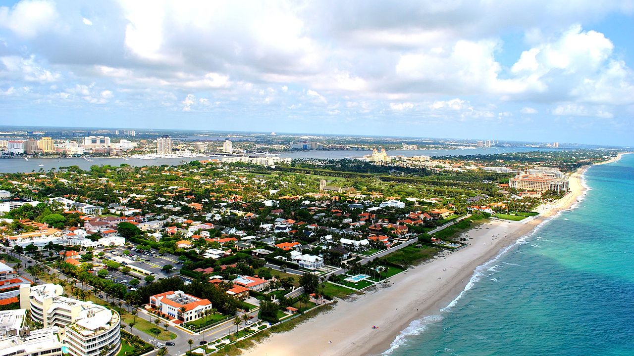 Aerial-photograph-of-the-town-of-Palm-Beach
