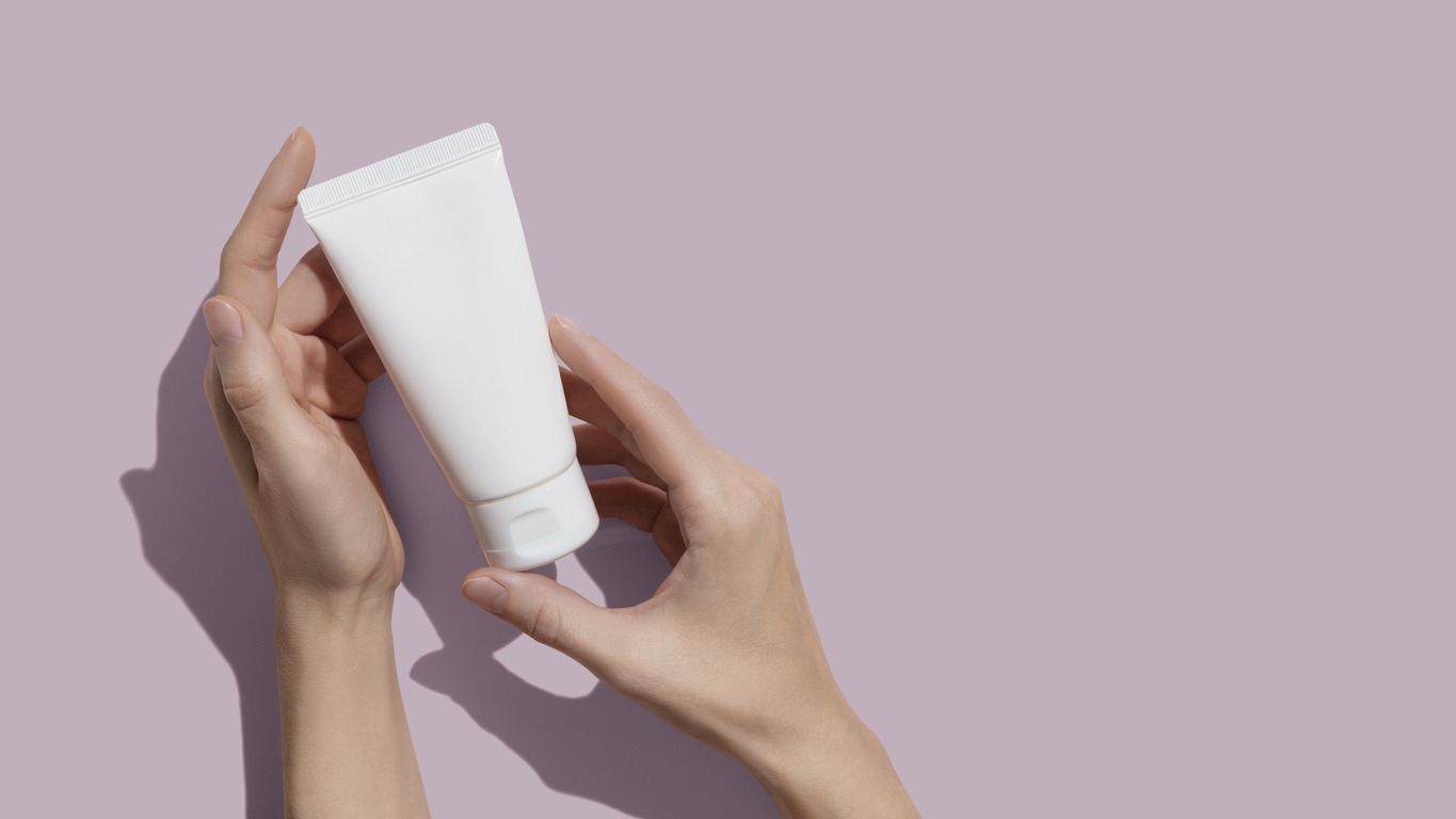 Hand-wearing cosmetic lotion