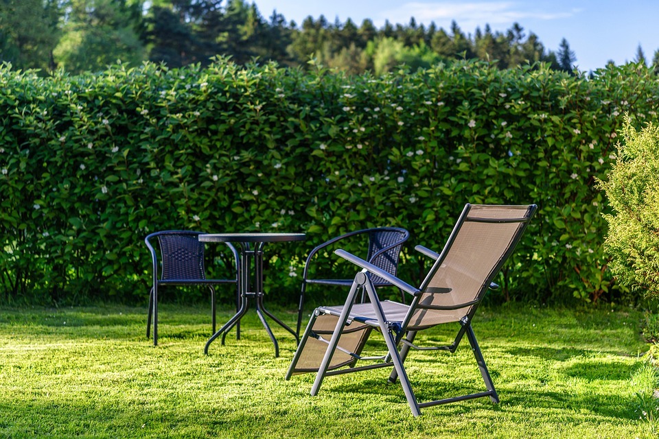 Sunbed-garden-lawn-hedge-table