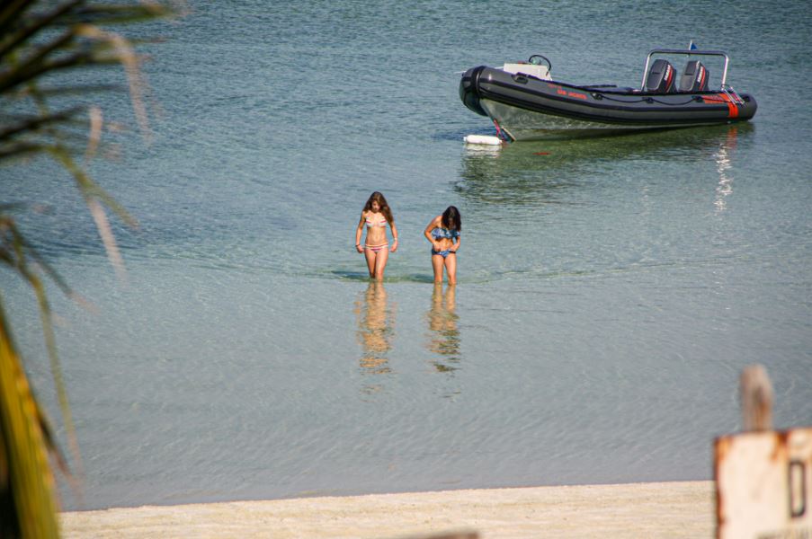 two-girls-wearing-bikini